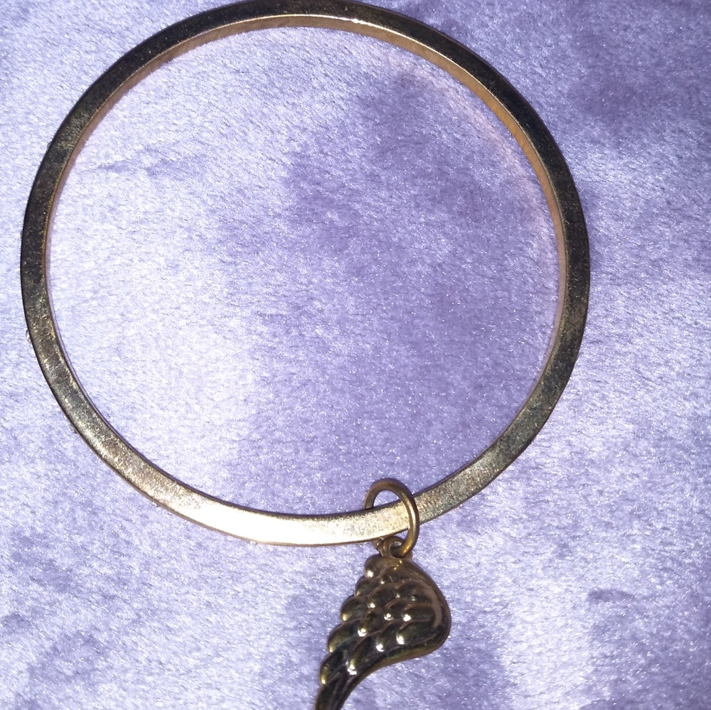 Victoria Secret Rare/HTF BANGLE BRACELET,SIGNATURE "WING" ATTACHED,STUNNING